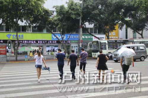 絕大多數市民都做到了自覺禮讓斑馬線，不橫穿馬路，不翻越欄桿，做到車讓人、人讓車
