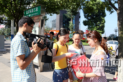 市民踴躍參與街頭答題。 王元明 攝
